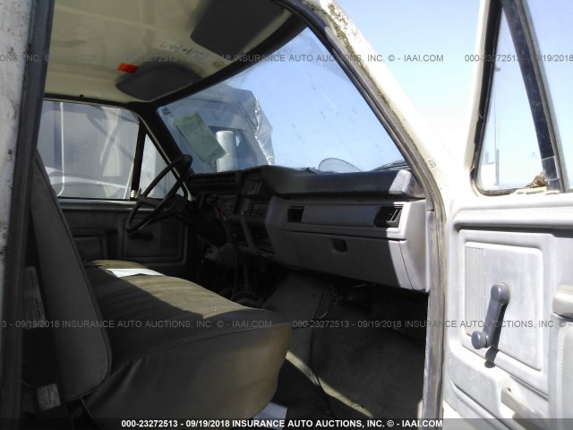 1FDNF70J1WVA24871 - 1998 FORD F700 WHITE photo 5