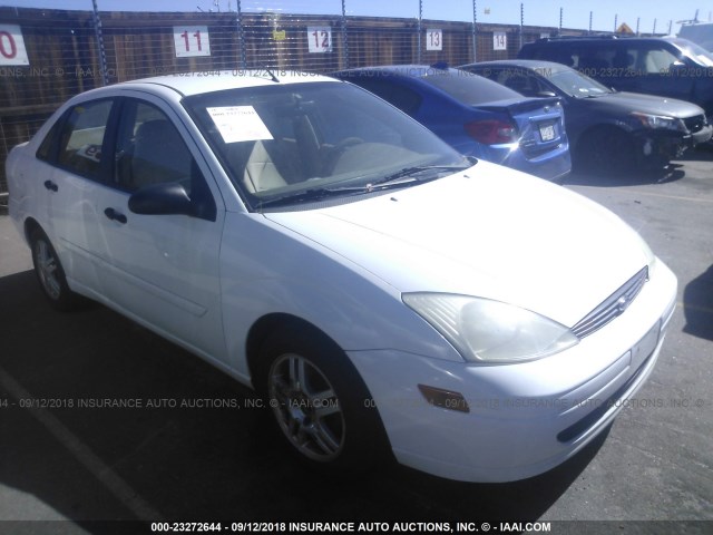 1FAFP34P4YW392431 - 2000 FORD FOCUS SE/SE COMFORT WHITE photo 1