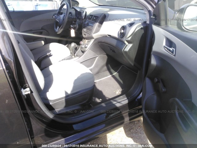 1G1JA5SH4D4193116 - 2013 CHEVROLET SONIC LS 黑色 照片 5