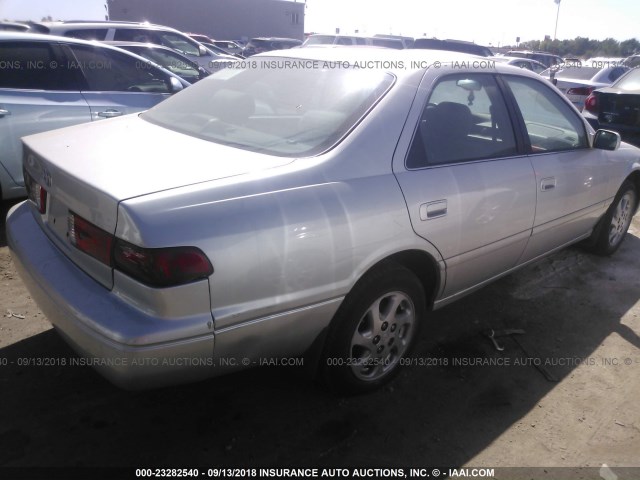 4T1BF22K41U967993 - 2001 TOYOTA CAMRY LE/XLE 银色 照片 4