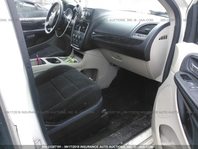 2C4RDGCG8DR611094 - 2013 DODGE GRAND CARAVAN SXT WHITE photo 5