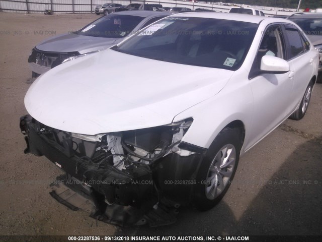 4T4BF1FK2FR495892 - 2015 TOYOTA CAMRY LE/XLE/SE/XSE WHITE photo 2