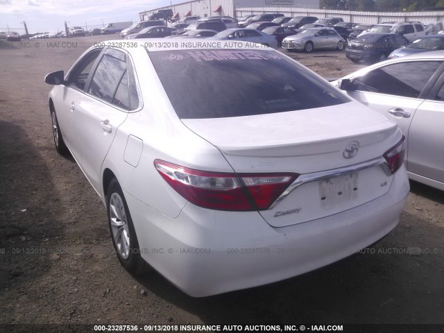 4T4BF1FK2FR495892 - 2015 TOYOTA CAMRY LE/XLE/SE/XSE WHITE photo 3