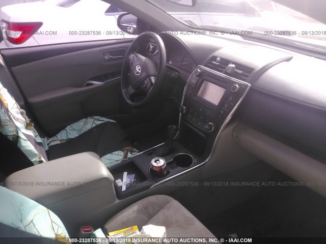 4T4BF1FK2FR495892 - 2015 TOYOTA CAMRY LE/XLE/SE/XSE WHITE photo 5