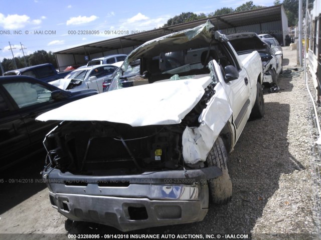 1GCEC14V04Z158901 - 2004 CHEVROLET SILVERADO C1500 WHITE photo 2