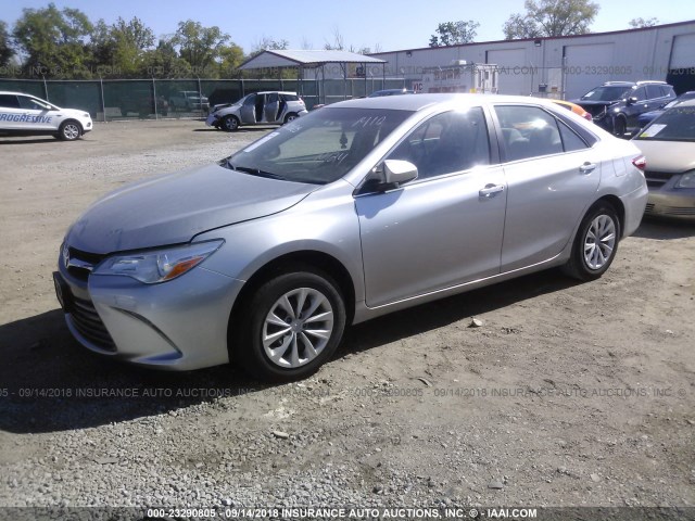 4T1BF1FK4HU731410 - 2017 TOYOTA CAMRY LE/XLE/SE/XSE ვერცხლისფერი ფოტო 2
