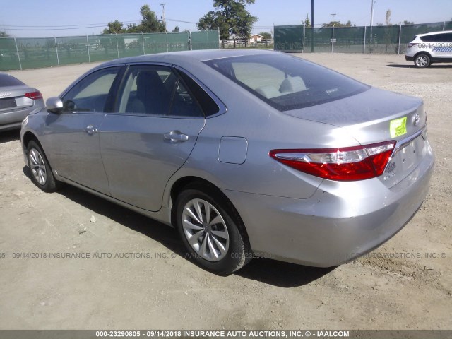 4T1BF1FK4HU731410 - 2017 TOYOTA CAMRY LE/XLE/SE/XSE ვერცხლისფერი ფოტო 3
