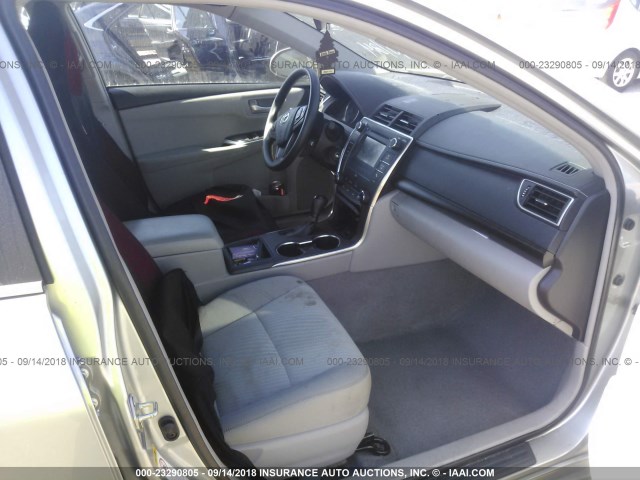4T1BF1FK4HU731410 - 2017 TOYOTA CAMRY LE/XLE/SE/XSE ვერცხლისფერი ფოტო 5