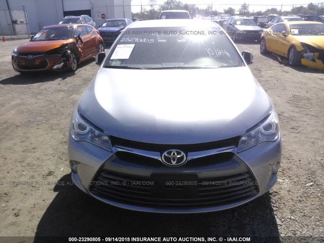 4T1BF1FK4HU731410 - 2017 TOYOTA CAMRY LE/XLE/SE/XSE ვერცხლისფერი ფოტო 6