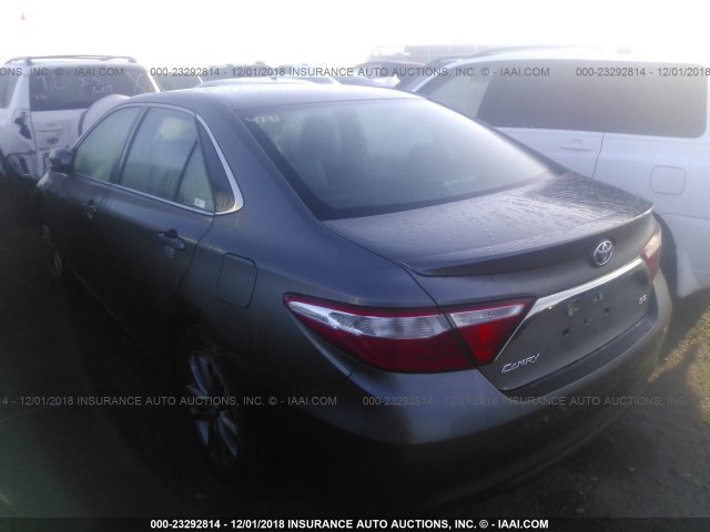 4T1BF1FK9HU735498 - 2017 TOYOTA CAMRY LE/XLE/SE/XSE GRAY photo 1