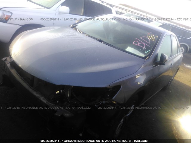 4T1BF1FK9HU735498 - 2017 TOYOTA CAMRY LE/XLE/SE/XSE GRAY photo 2