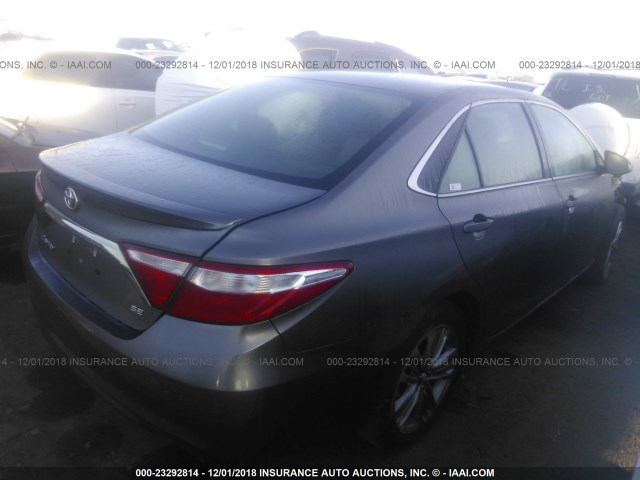 4T1BF1FK9HU735498 - 2017 TOYOTA CAMRY LE/XLE/SE/XSE GRAY photo 4