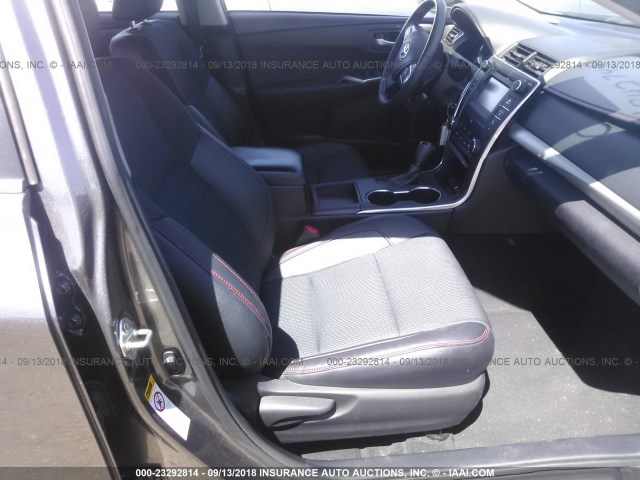 4T1BF1FK9HU735498 - 2017 TOYOTA CAMRY LE/XLE/SE/XSE GRAY photo 5