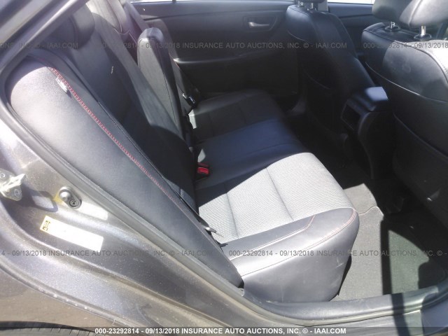 4T1BF1FK9HU735498 - 2017 TOYOTA CAMRY LE/XLE/SE/XSE GRAY photo 8