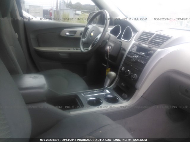 1GNKRFED9CJ327144 - 2012 CHEVROLET TRAVERSE LS SILVER photo 5