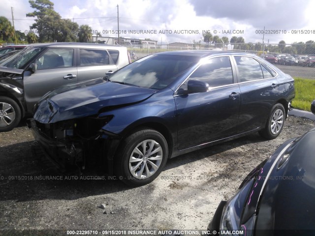 4T1BF1FK1HU708604 - 2017 TOYOTA CAMRY LE/XLE/SE/XSE Dark Blue photo 2