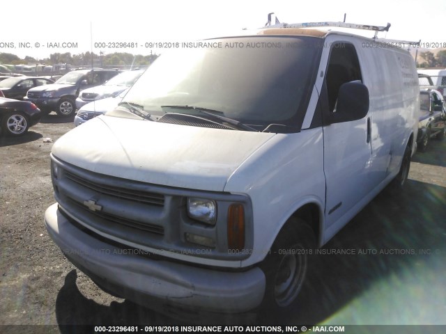 1GCFG15M621170304 - 2002 CHEVROLET EXPRESS G1500  WHITE photo 2