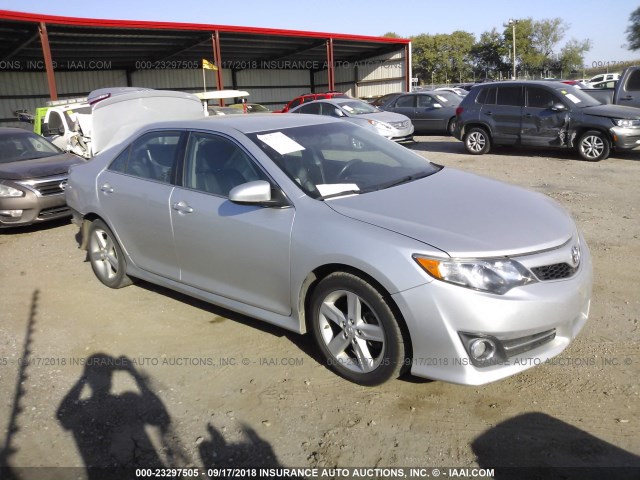 4T1BF1FK8EU333631 - 2014 TOYOTA CAMRY L/SE/LE/XLE Gümüş foto 1