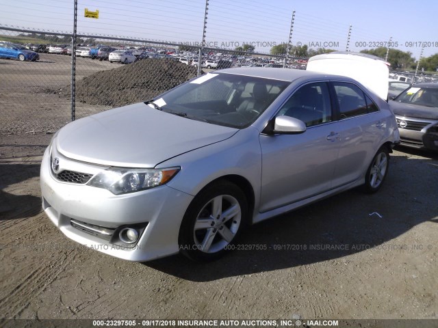 4T1BF1FK8EU333631 - 2014 TOYOTA CAMRY L/SE/LE/XLE Gümüş foto 2