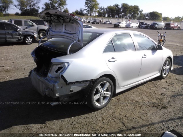 4T1BF1FK8EU333631 - 2014 TOYOTA CAMRY L/SE/LE/XLE Gümüş foto 4