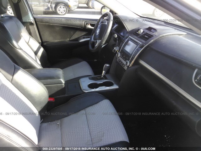 4T1BF1FK8EU333631 - 2014 TOYOTA CAMRY L/SE/LE/XLE Gümüş foto 5