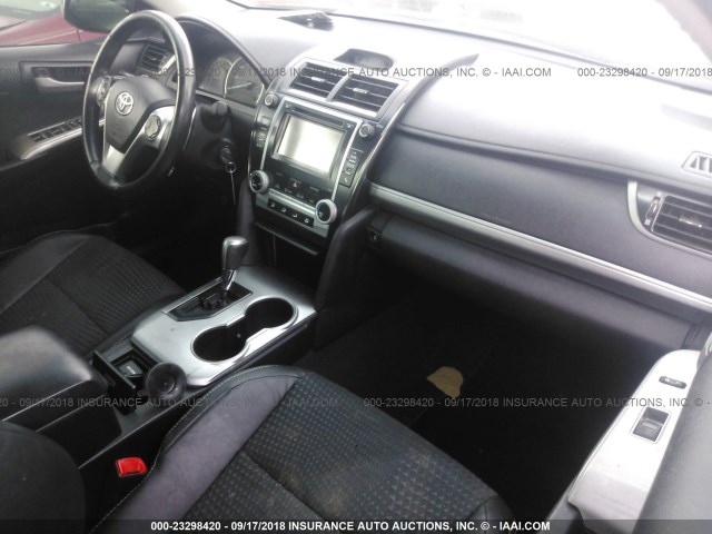 4T1BF1FK6EU414210 - 2014 TOYOTA CAMRY L/SE/LE/XLE Qara foto 5