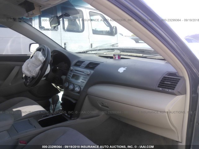 4T1BF3EK4BU162823 - 2011 TOYOTA CAMRY SE/LE/XLE GRAY photo 5