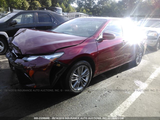 4T1BF1FK9FU981366 - 2015 TOYOTA CAMRY LE/XLE/SE/XSE RED photo 2
