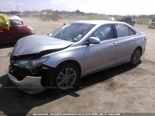 4T1BF1FK5FU978657 - 2015 TOYOTA CAMRY LE/XLE/SE/XSE SILVER photo 2