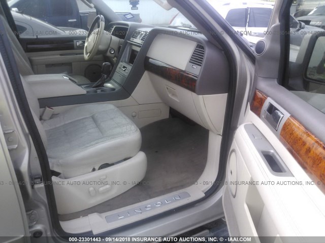 5LMFU27R94LJ20147 - 2004 LINCOLN NAVIGATOR 金色 照片 5
