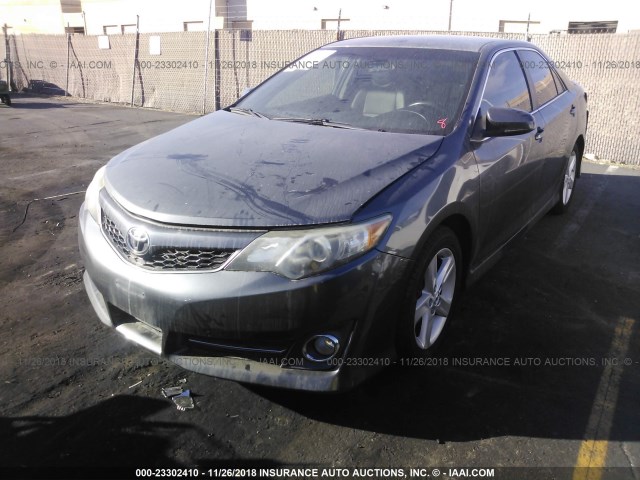 4T1BF1FK7DU219649 - 2013 TOYOTA CAMRY L/SE/LE/XLE ნაცრისფერი ფოტო 2