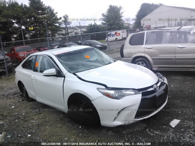 4T1BF1FK8HU403228 - 2017 TOYOTA CAMRY LE/XLE/SE/XSE WHITE photo 1