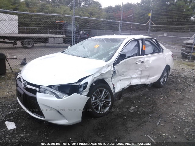 4T1BF1FK8HU403228 - 2017 TOYOTA CAMRY LE/XLE/SE/XSE WHITE photo 2