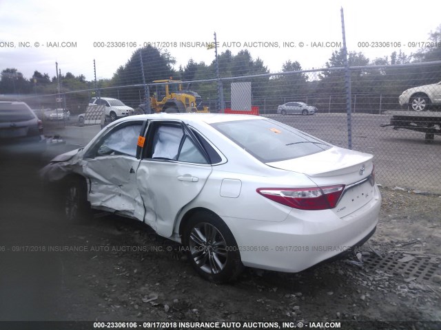 4T1BF1FK8HU403228 - 2017 TOYOTA CAMRY LE/XLE/SE/XSE WHITE photo 3