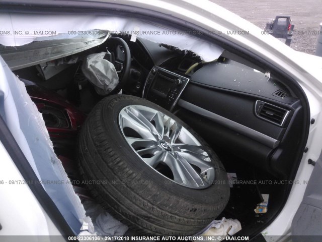 4T1BF1FK8HU403228 - 2017 TOYOTA CAMRY LE/XLE/SE/XSE WHITE photo 5