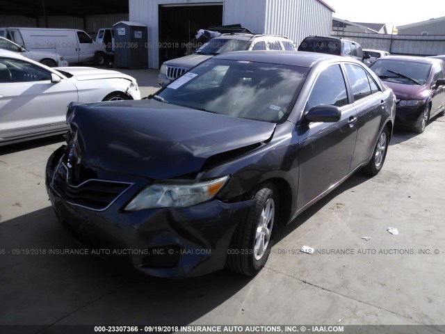 4T4BF3EK8BR187584 - 2011 TOYOTA CAMRY SE/LE/XLE GRAY photo 2
