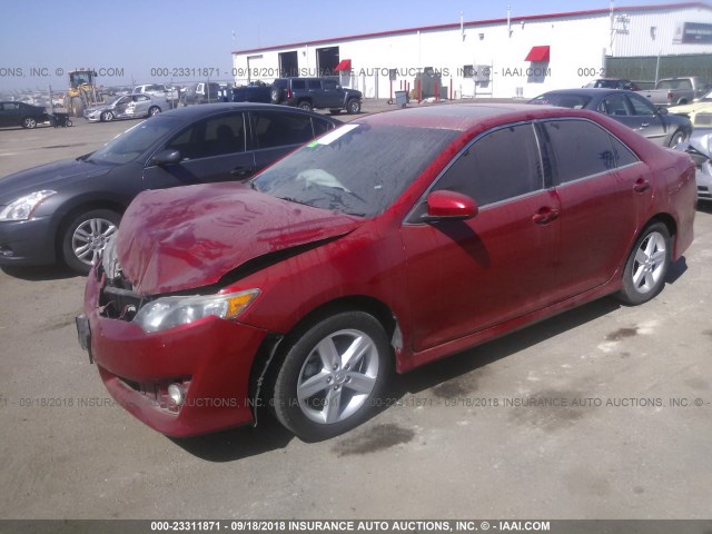 4T1BF1FK7DU688045 - 2013 TOYOTA CAMRY L/SE/LE/XLE Qırmızı foto 2