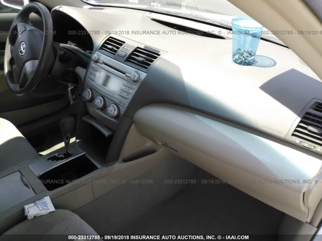 4T4BF3EK4BR153111 - 2011 TOYOTA CAMRY SE/LE/XLE WHITE photo 5