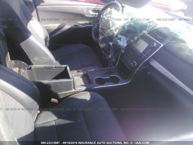 4T1BF1FKXGU166062 - 2016 TOYOTA CAMRY LE/XLE/SE/XSE SILVER photo 5