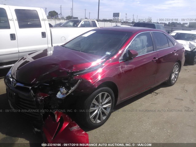 4T1BF1FK6HU739914 - 2017 TOYOTA CAMRY LE/XLE/SE/XSE RED photo 2