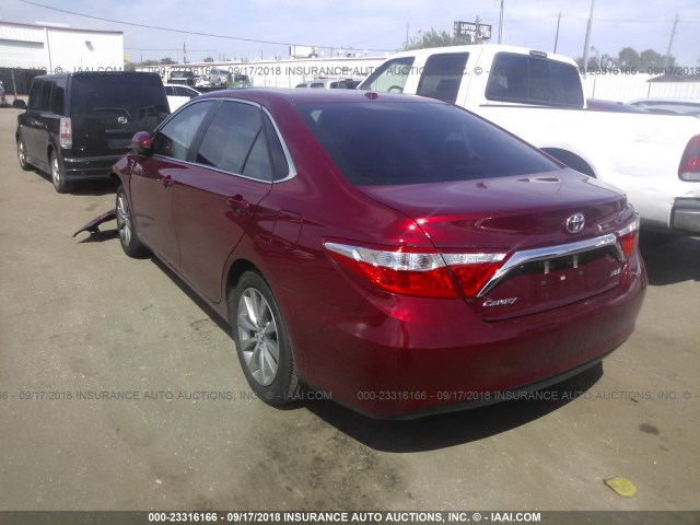 4T1BF1FK6HU739914 - 2017 TOYOTA CAMRY LE/XLE/SE/XSE RED photo 3