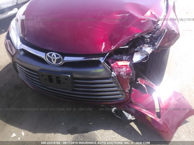 4T1BF1FK6HU739914 - 2017 TOYOTA CAMRY LE/XLE/SE/XSE RED photo 6
