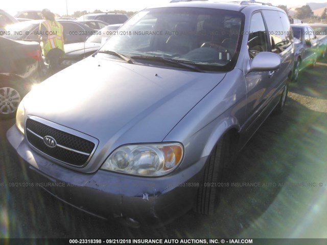 KNDUP131046582417 - 2004 KIA SEDONA EX/LX SILVER photo 2