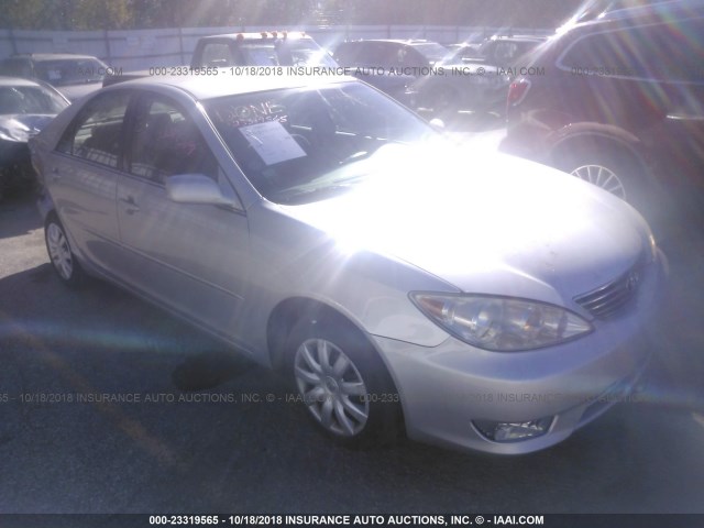 4T1BE32K65U964608 - 2005 TOYOTA CAMRY LE/XLE/SE SILVER photo 1