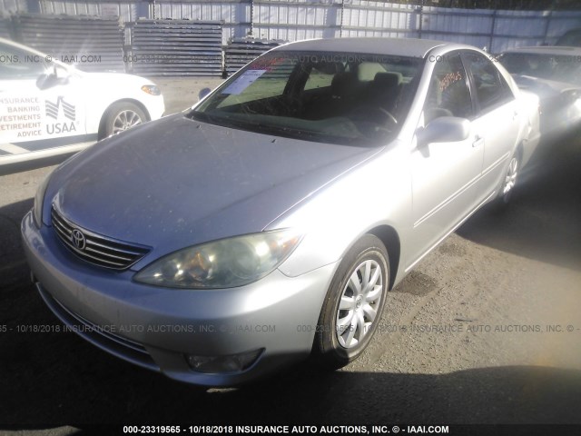 4T1BE32K65U964608 - 2005 TOYOTA CAMRY LE/XLE/SE SILVER photo 2