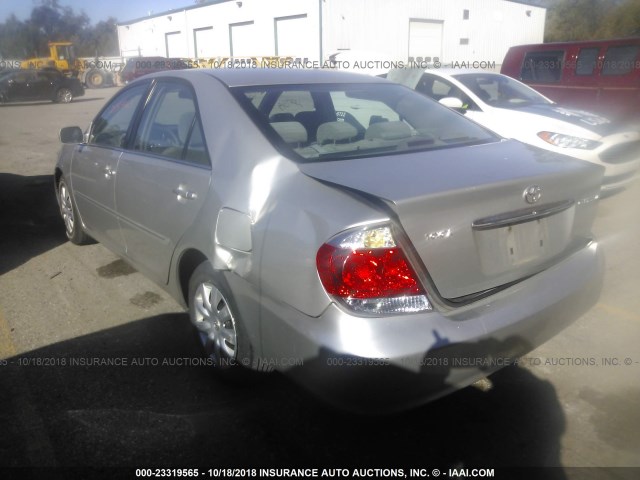 4T1BE32K65U964608 - 2005 TOYOTA CAMRY LE/XLE/SE SILVER photo 3