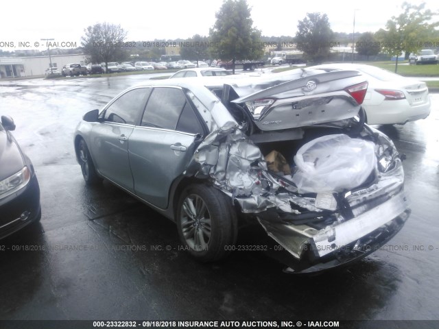 4T1BF1FKXHU740869 - 2017 TOYOTA CAMRY LE/XLE/SE/XSE GRAY photo 3