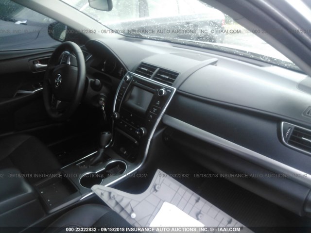 4T1BF1FKXHU740869 - 2017 TOYOTA CAMRY LE/XLE/SE/XSE GRAY photo 5