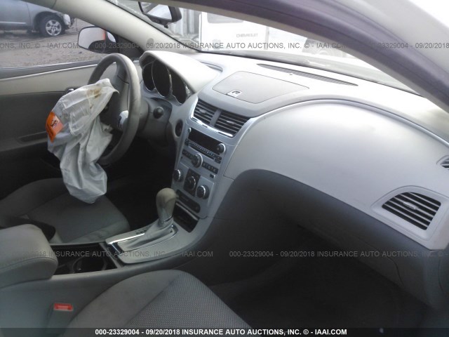 1G1ZC5E06CF188537 - 2012 CHEVROLET MALIBU 1LT WHITE photo 5
