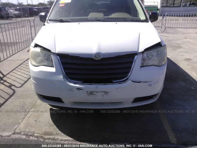 2A8HR44H28R721737 - 2008 CHRYSLER TOWN & COUNTRY LX WHITE photo 6